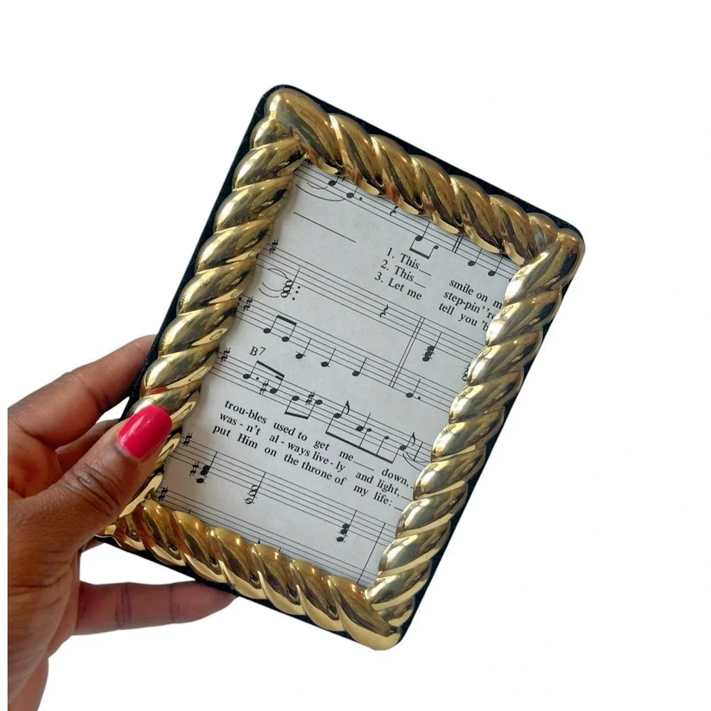 Vintage Gold Twist Frame 3.5x5 Photo Minimalist Modern Vintage 90s Sleek Simple